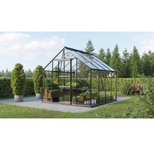 Kas met planten in de tuin