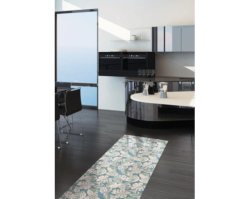 Moderne ruimte met kitchenette en een loper met bladerpatroon.