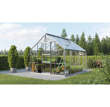 Serre met planten in de tuin