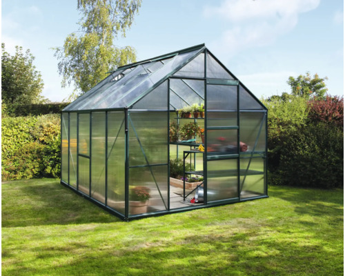 Kas in de tuin met planken en planten