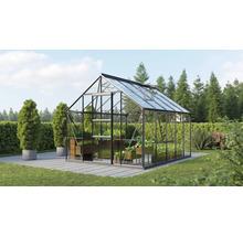Kas met planten in de tuin