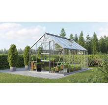 Glazen kas in de tuin met planten