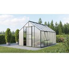 Kas in de tuin met open raam en schuifdeur