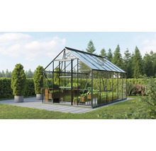 Kas met planten in de tuin
