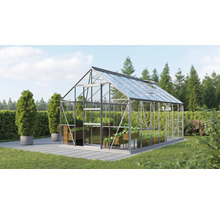 Kas met planten in een tuin