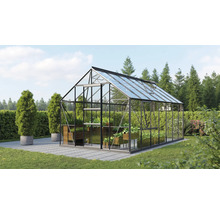 Kas met planten in een tuin