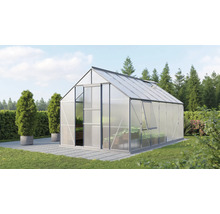 Kas op een terras met planten en bomen op de achtergrond