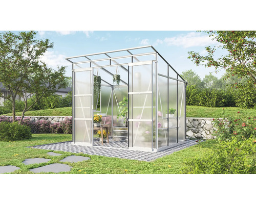 Kas in de tuin met planten en bloemen