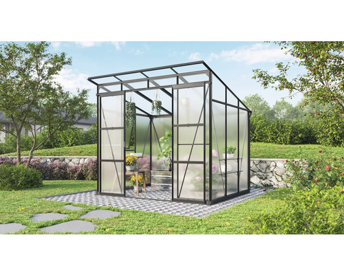 Kas met planten in de tuin