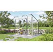 Kas met planten in de tuin