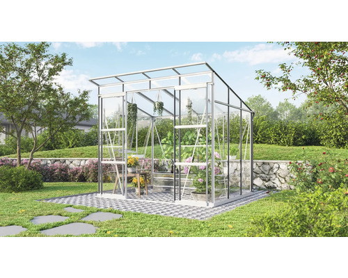Kas met planten in de tuin