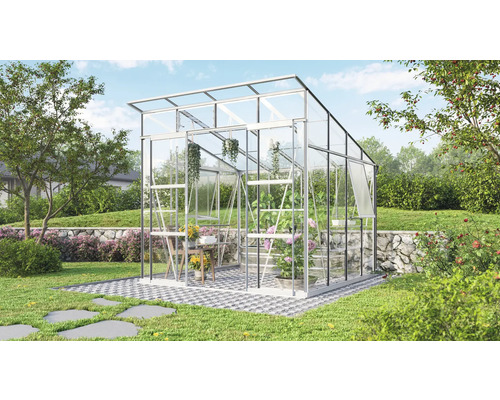 Kas in de tuin met planten en tafel