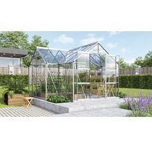 Tuinkas met planten in de tuin