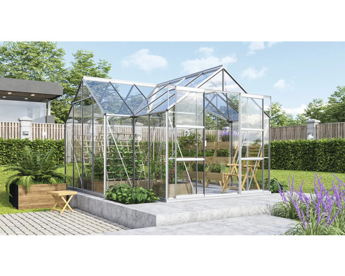 Tuinkas met planten in de tuin