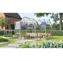 Tuinkas in de tuin met beplanting