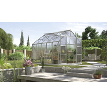 Tuinkas met plantenplanken in een tuin