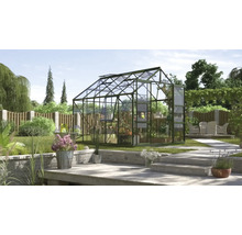 Tuinkas in de tuin met planten en tuinmeubelen