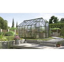 Tuinkas in een tuin met planten en tuinmeubilair