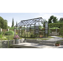 Kas met planten en tuinaccessoires in de buitenruimte