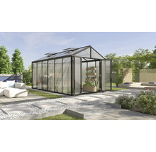 Kas met open deur in een tuin met zitgedeelte en planten