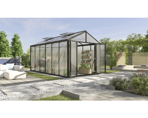 Kas met open deur in een tuin met zitgedeelte en planten