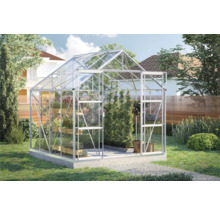 Kas met planten in de tuin