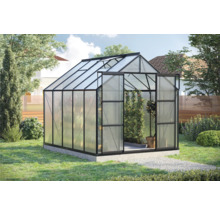 Serre met openstaande deur in de tuin