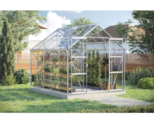 Glazen en aluminium kas met planten in de tuin