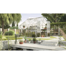 Tuinkas in de tuin met planten en vijver