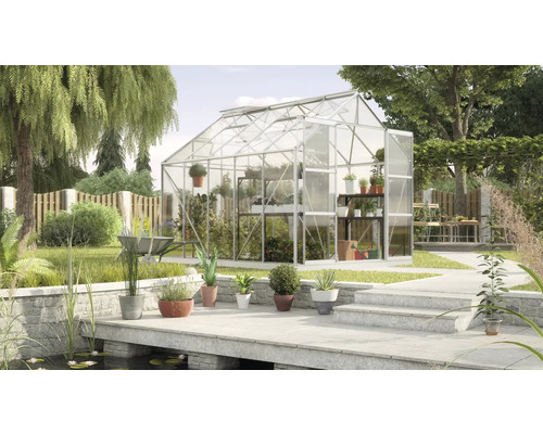 Tuinkas in de tuin met planten en vijver