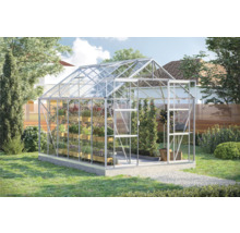 Kas met planten in de tuin.