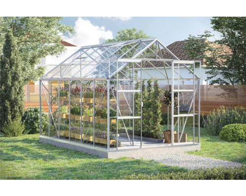 Kas met planten in de tuin.