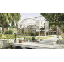 Tuinkas in de tuin met planten en tuingereedschap