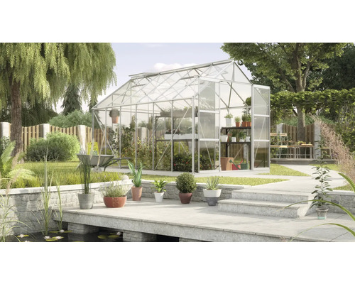 Tuinkas in de tuin met planten en tuingereedschap