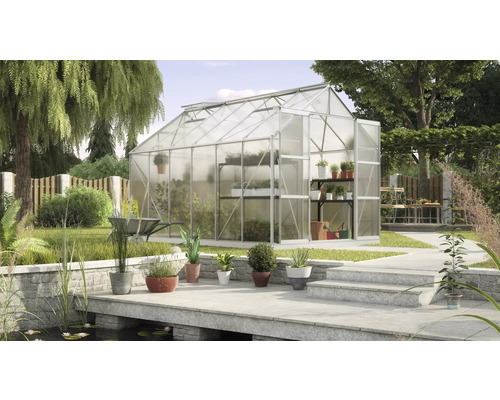 Tuinkas met plantenrek en tuinaccessoires in de tuin