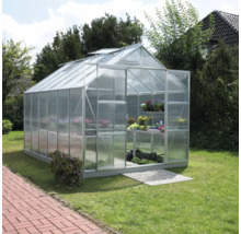 Kas van aluminium en kunststof in de tuin.