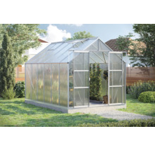 Kas met planten in de tuin