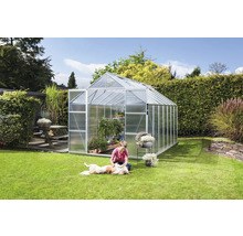 Tuinkas in tuin met spelend kind en hond op het gazon.