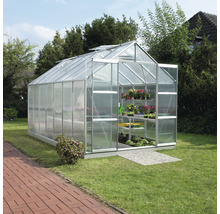 Kas in de tuin met plantenrekken