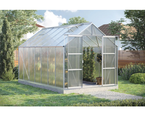 Tuinkas met open deuren in de tuin.