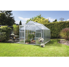 Tuinkas met planten in de tuin