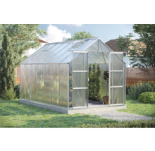 Tuinkas met openstaande deuren in een tuin