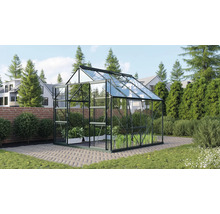 Tuinkas met planten in de tuin