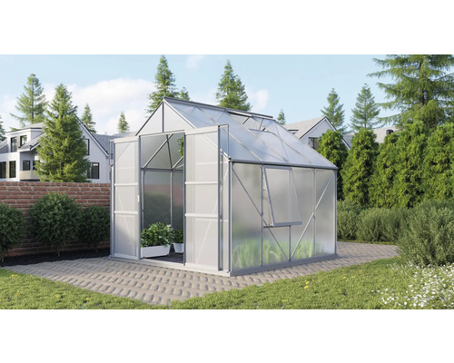 Tuinkas met open deur en ramen in een tuin.