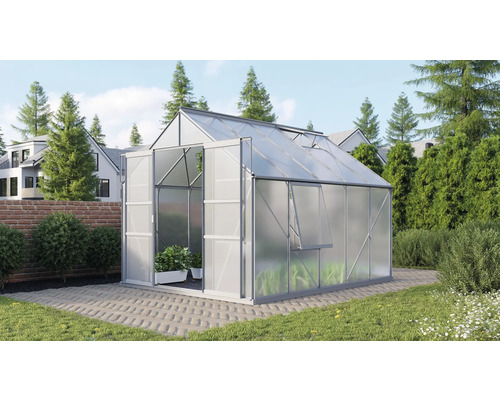 Tuinkas met open deur en raam in de tuin