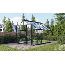 Broeikas met planten in de tuin