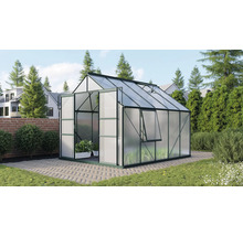 Tuinkas met open deur en raam in de tuin.