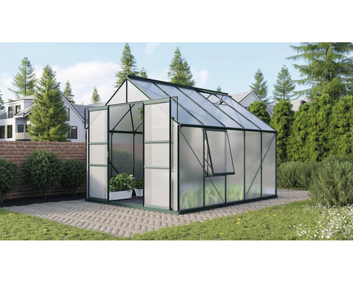 Tuinkas met open deur en raam in de tuin.