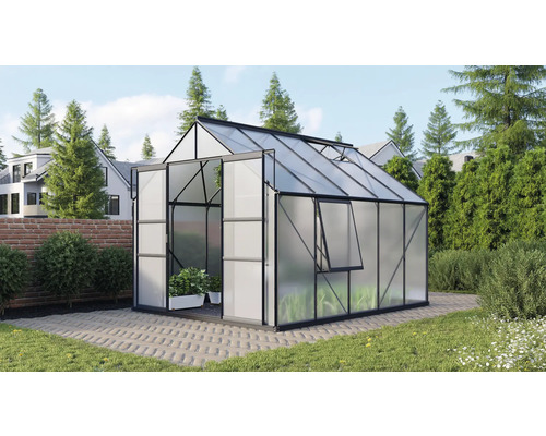 Tuinkas met open deur en raam in de tuin.