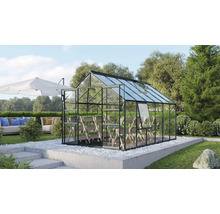 Kas met schappen in de tuin